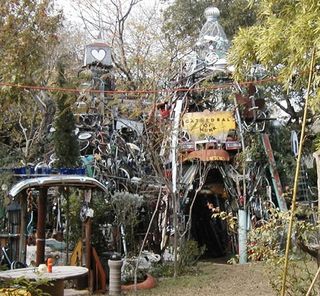 Austin-cathedral-of-junk
